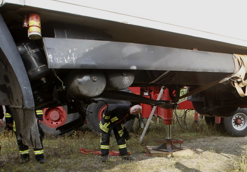 LKW faehrt in den Rhein Langel Hitdorf Faehre P567.JPG